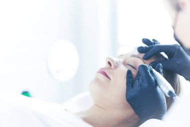 Mikroplu kaşlar güzellik salonunda akıyor..