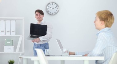 Masada birlikte çalışan iş adamları, beyaz arka plan