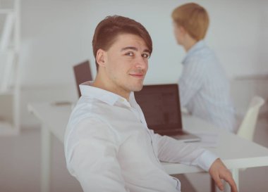 Masada birlikte çalışan iş adamları, beyaz arka plan