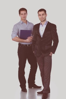 Beyaz arka plan üzerinde izole iş sözleşme ile işadamlarından tam uzunlukta