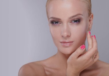 Temiz Cilt ile genç gülümseyen kadın güzel yüzü