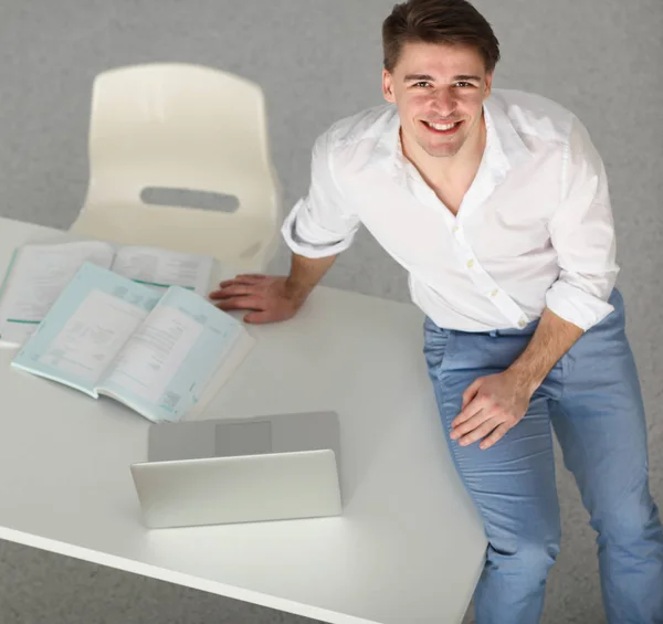 Portrait d'un employé de bureau assis au bureau à l'aide d'un ordinateur portable — Photo