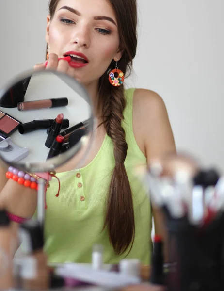 Jeune belle femme faisant maquillage près du miroir — Photo