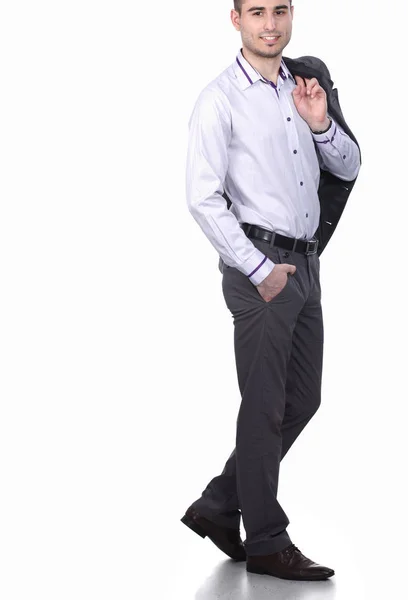Stehender Mann lächelt, während er die Arme verschränkt und vor weißem Hintergrund — Stockfoto