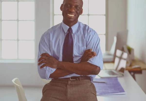 Portret van een knappe zwarte zakenman in functie — Stockfoto