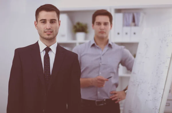 Affärsmän som arbetar tillsammans vid skrivbordet, vit bakgrund — Stockfoto