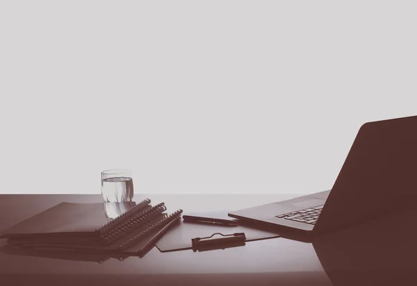 Lieu de travail de bureau avec ordinateur portable et téléphone intelligent sur table en bois — Photo
