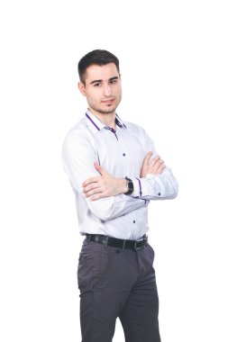 gülümseyen kollarını geçerken ve beyaz arka plan ayakta adam