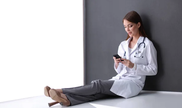 Médico femenino usando tableta en el vestíbulo del hospital — Foto de Stock
