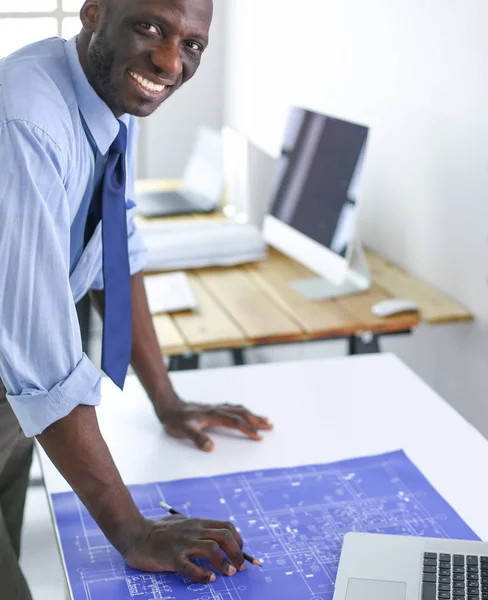 Afroamerikansk arkitekt som arbetar med datorer och ritningar på kontoret — Stockfoto