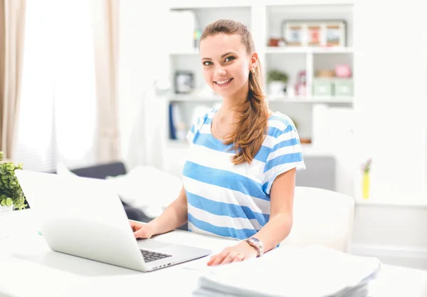 Jonge zakenvrouw met behulp van laptop aan office tafel — Stockfoto