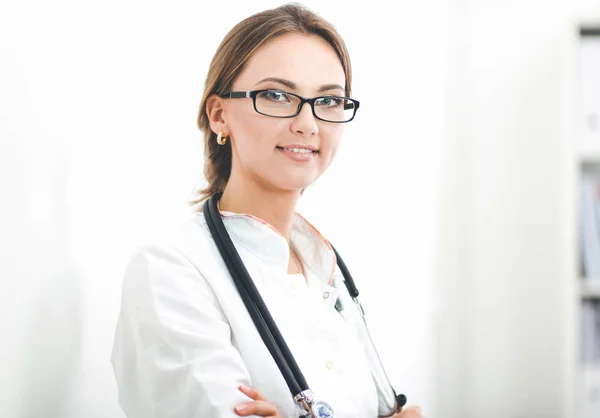 Médecin souriant femme avec stéthoscope à l'hôpital — Photo