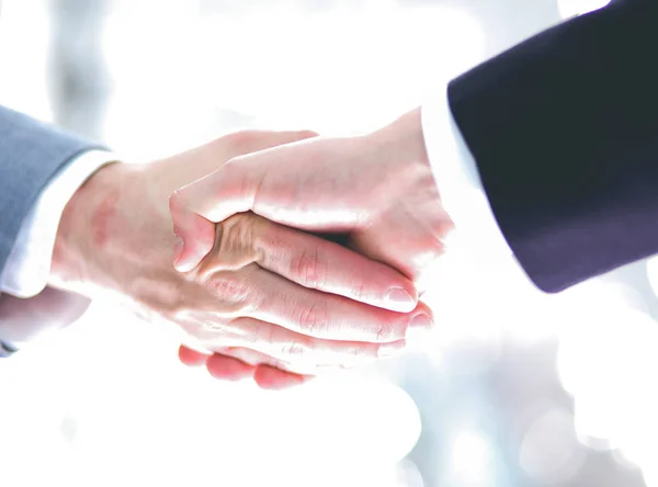 Zakenmensen werken samen aan bureau, witte achtergrond — Stockfoto