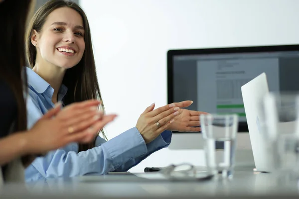 Foto de socios aplaudiendo las manos después del seminario de negocios. Formación profesional, reunión de trabajo, presentación — Foto de Stock