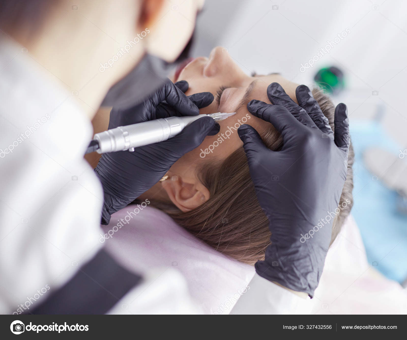 在美容院里 眉毛微白流淌 图库照片 C Lenetssergey