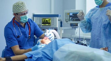 Ameliyathanede çalışan bir cerrah.