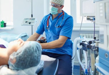 Ameliyathanede çalışan bir cerrah.