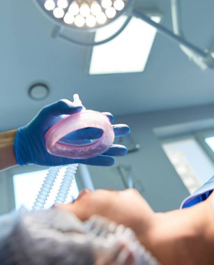 Ameliyathanede çalışan bir cerrah.