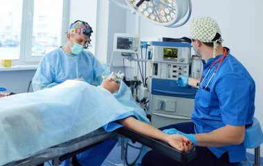 Ameliyathanede çalışan bir cerrah.