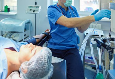 Ameliyathanede çalışan bir cerrah.