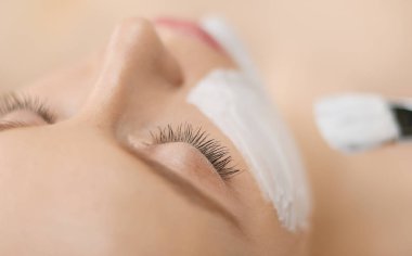 Spa yüz maskesi uygulaması. Spa güzelliği organik yüz maskesi uygulaması.