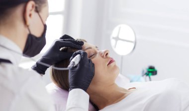 Mikroplu kaşlar güzellik salonunda akıyor..