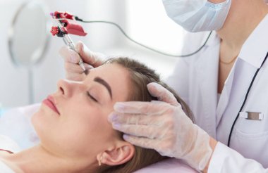 Kırmızı dudaklı genç bir kız kalıcı makyaj, mikro pigmentasyon