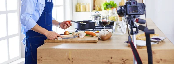 Man som håller papperspåse full av matvaror på köksbakgrund. Shopping och hälsosam mat koncept — Stockfoto