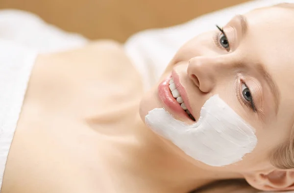 Aplicación mascarilla facial Spa. Spa belleza máscara facial orgánica aplicación en el salón de spa de día. — Foto de Stock
