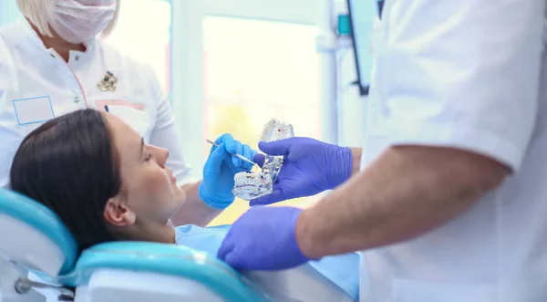 Retrato de um dentista que trata dentes de paciente jovem — Fotografia de Stock