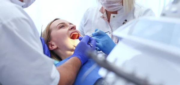 Doktor a pacient na zubní klinice — Stock fotografie