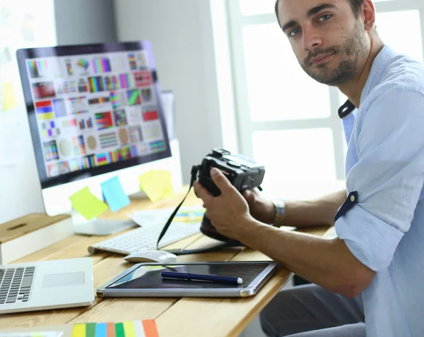 İnternette çalışırken bilgisayarın ve dizüstü bilgisayarın önünde grafik stüdyosunda oturan genç tasarımcının portresi. — Stok fotoğraf