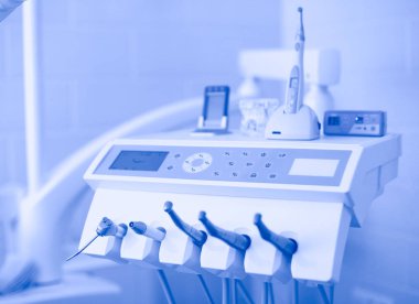 Modern diş muayenehanesindeki dişçi aletleri setinin görüntüsünü kapat