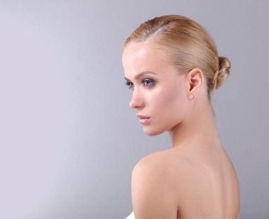 Temiz Cilt ile genç gülümseyen kadın güzel yüzü