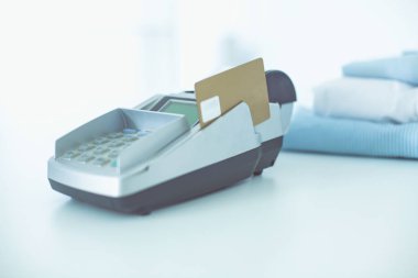 Müşteri ile smartphone Nfc teknolojisi kullanılarak dükkanda ödüyor. NFC teknolojisi. Müşteri ödeme