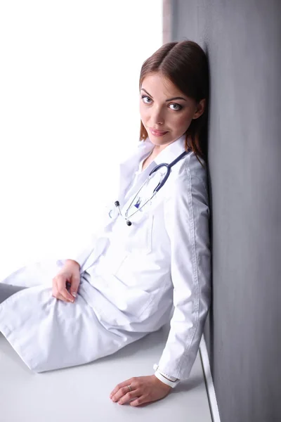 Female doctor using tablet computer in hospital lobby — Stock Photo, Image