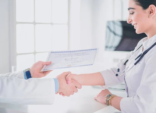 El médico da la mano a un paciente aislado sobre fondo blanco — Foto de Stock