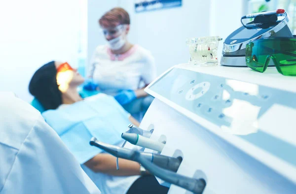 Vista de cerca en el conjunto de herramientas de dentista en el consultorio dental moderno — Foto de Stock