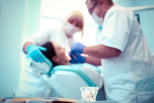 Zubař muž s trpělivou ženou na klinice — Stock fotografie