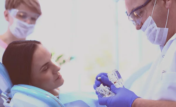 Mooie senior vrouw bij tandarts met tandheelkundige behandeling bij tandartsen kantoor — Stockfoto