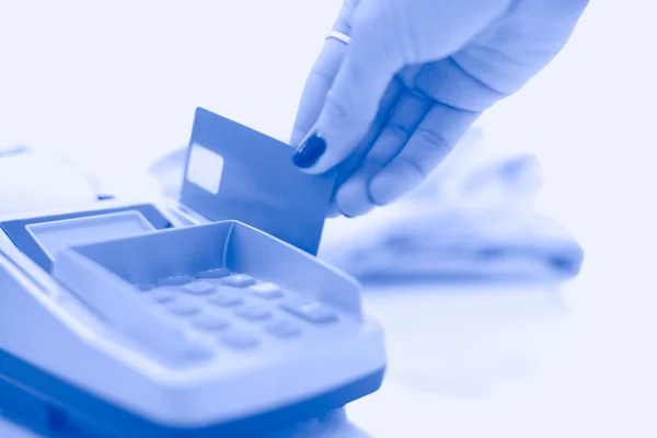 Credit card betaling, kopen en verkopen van producten diensten. Betaling per creditcard — Stockfoto