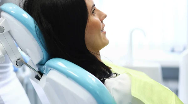 Gezonde tanden patiënt bij tandarts kantoor tandheelkundige cariës preventie — Stockfoto
