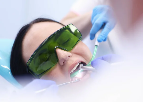 Squadra dentistica e paziente in chirurgia dentistica — Foto Stock