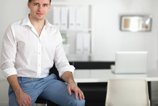Porträt eines Büroangestellten, der am Schreibtisch sitzt und Laptop benutzt — Stockfoto