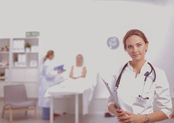 笑顔医師女性とともに聴診器で病院 — ストック写真