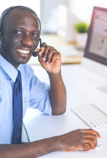 Homme d'affaires afro-américain sur casque de travail sur son ordinateur portable — Photo