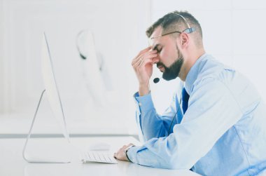 Ofisteki aşırı işten memnun olmayan yakışıklı bir iş adamı.