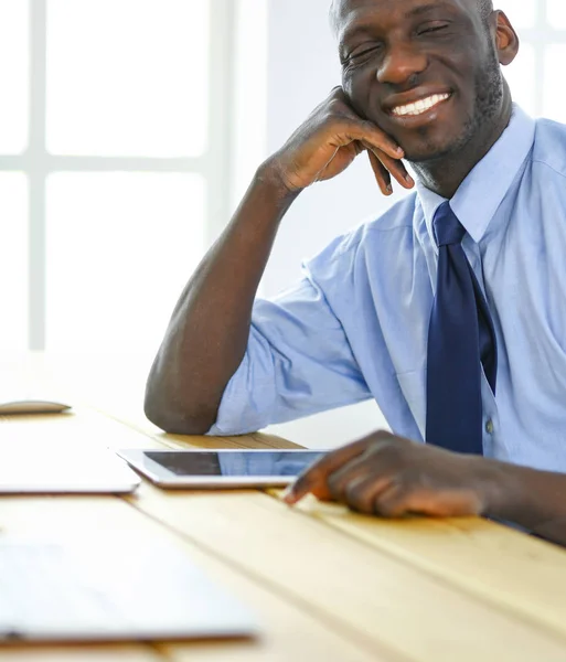 Homme d'affaires afro-américain sur casque de travail sur son ordinateur portable — Photo