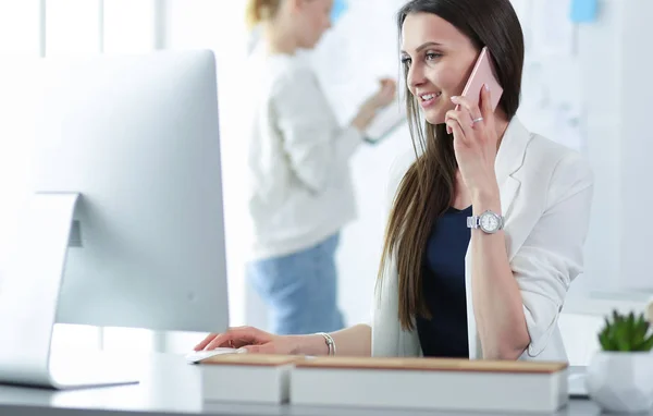 Donna d'affari attraente che lavora su computer portatile a ufficio. Uomini d'affari — Foto Stock