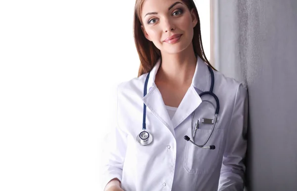 Portrait de femme médecin debout sur fond blanc isolé. Femme médecin. — Photo